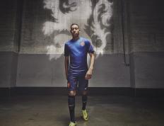 持续失利首场状态出色，FPX观众沸腾！，TheShy重返赛场引发球迷热议